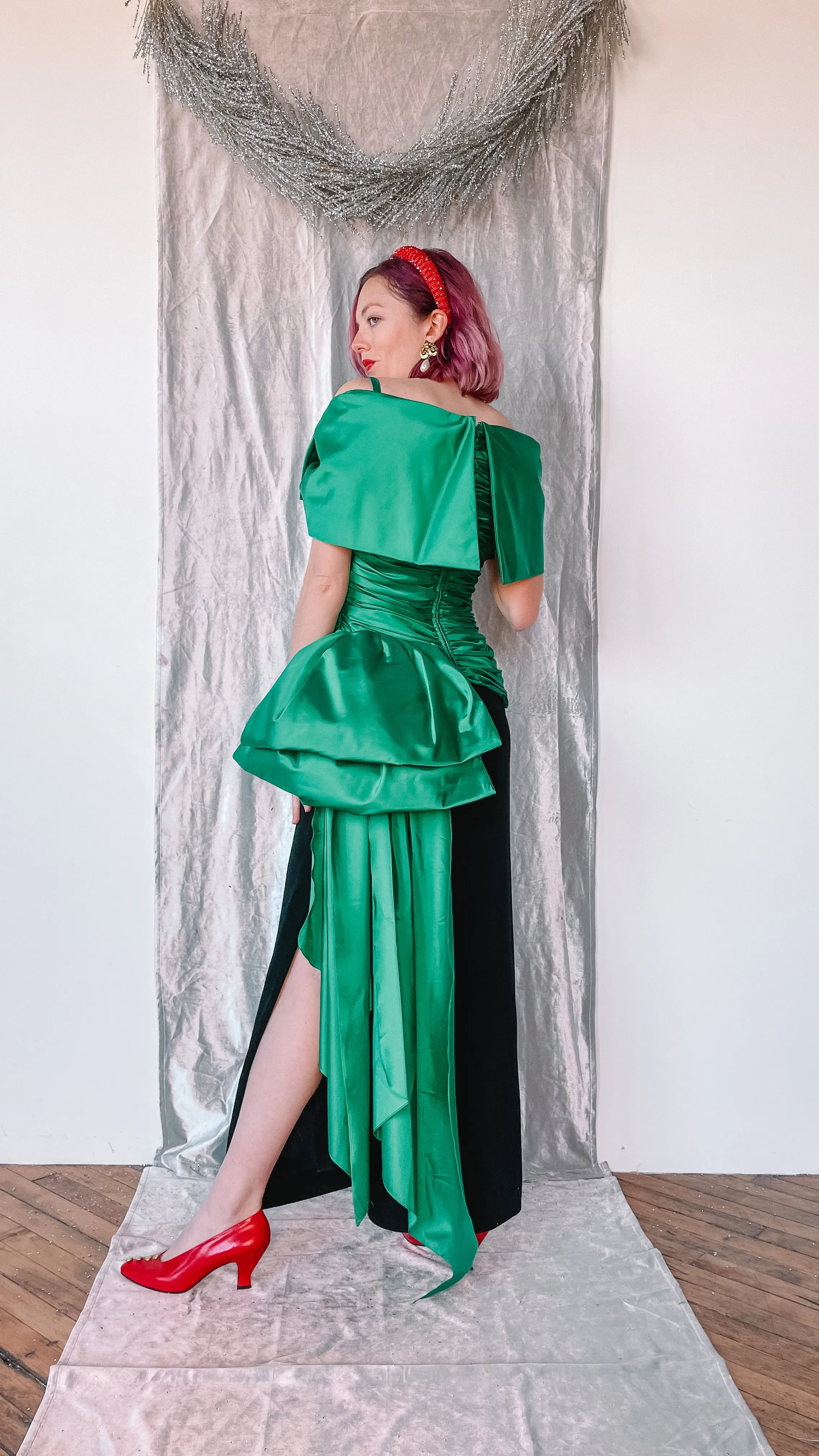 1980s Bill Blass emerald off the shoulder gown, sz. M