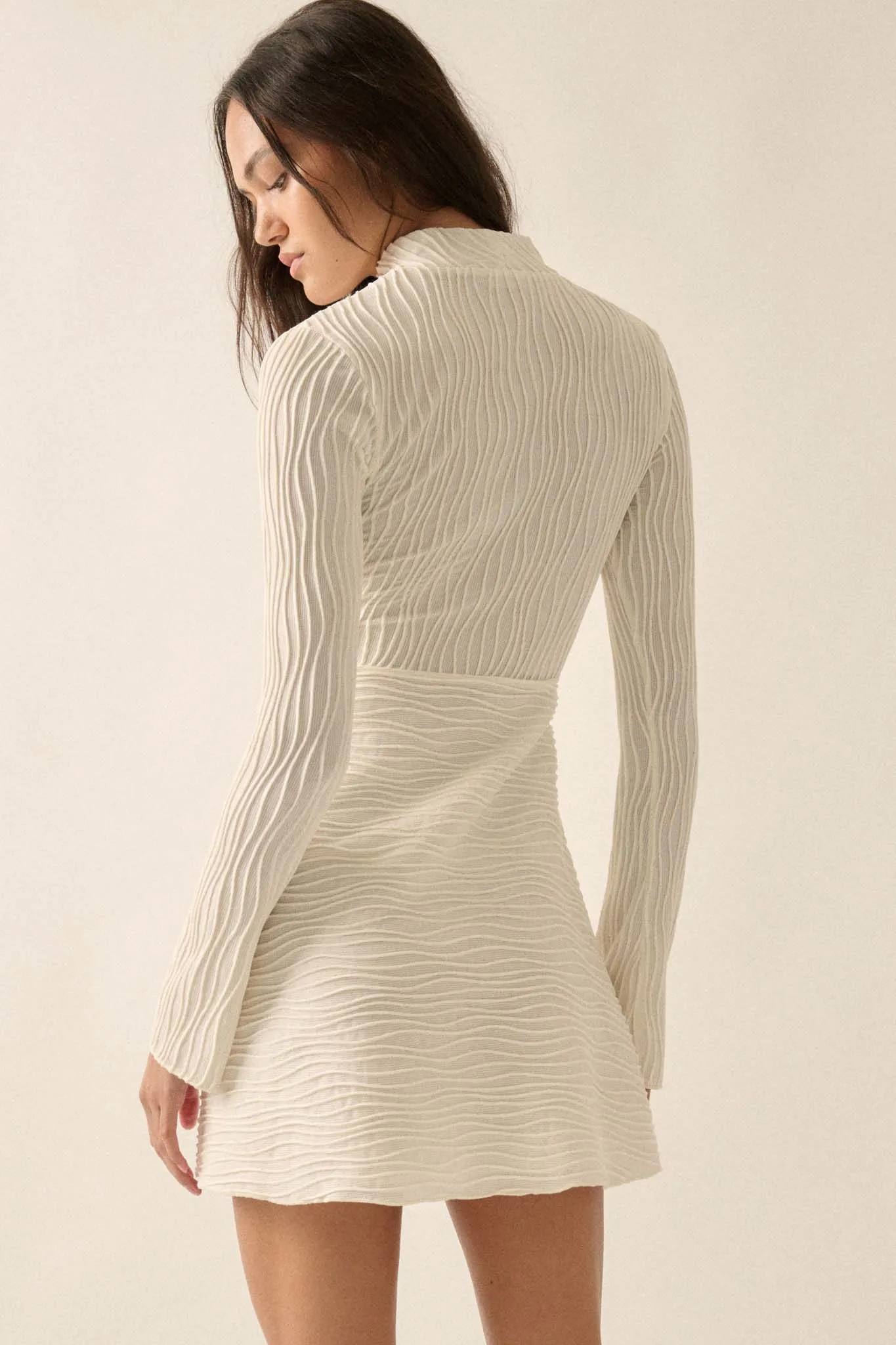 Flow Motion Elegant Ribbed-Knit Mini Dress with Wavy Pattern and Mock-Neck Design