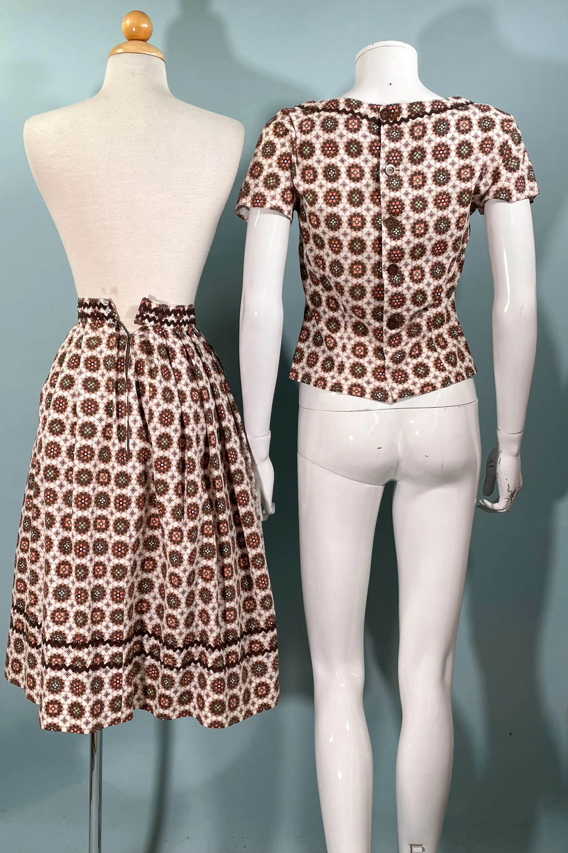 Vintage 50s 2 Piece Skirt/Top Dress, Novelty Print Rick Rack Trim 21" Waist
