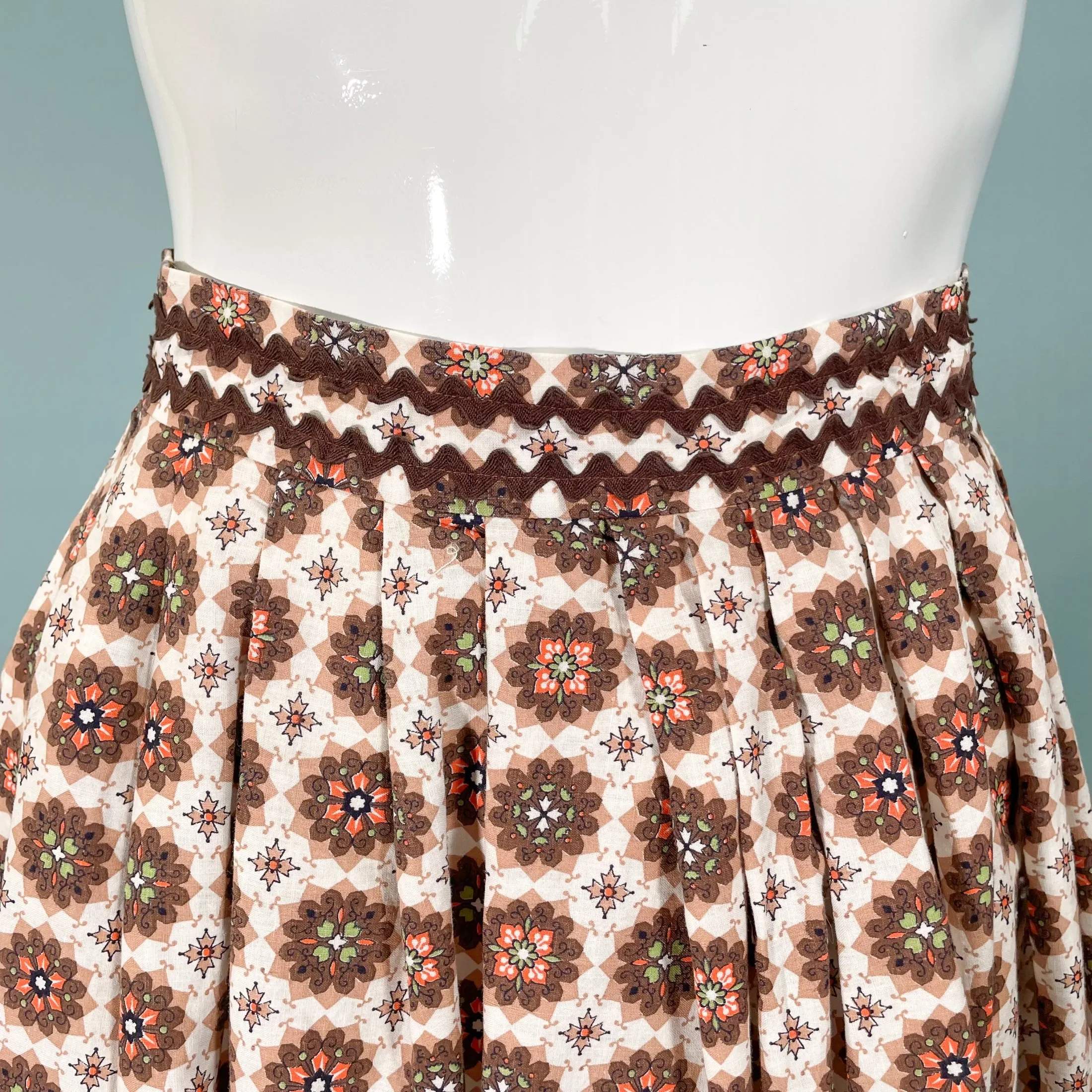 Vintage 50s 2 Piece Skirt/Top Dress, Novelty Print Rick Rack Trim 21" Waist